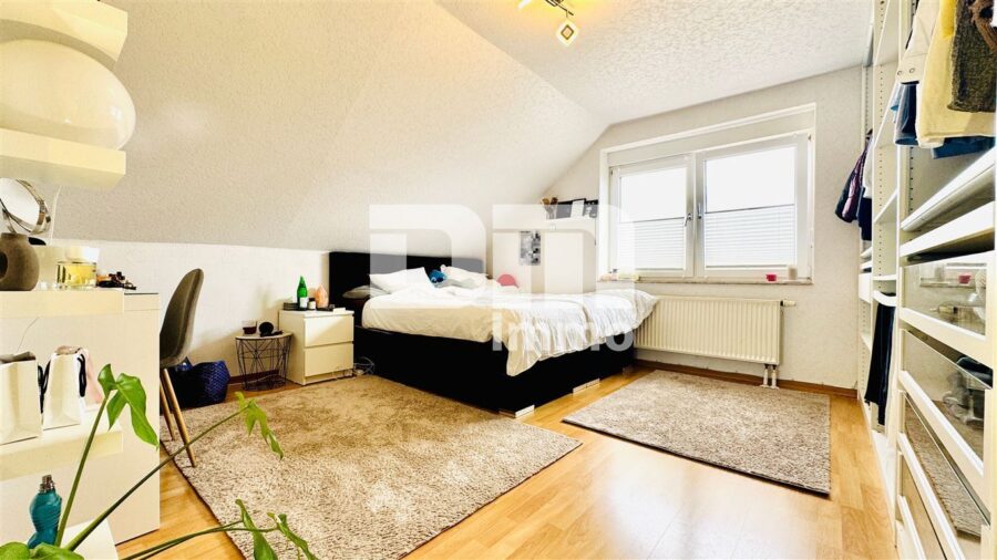 Großzügiges Ein- bis Zweifamilienhaus mit Terrasse und großem Garten - OG / DG Schlafzimmer